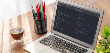 Model uygulama ve program kodlaması için bilgisayar ekranında yazılım geliştirme programlama