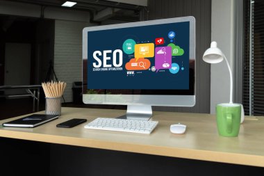 Model e-ticaret için SEO arama motoru optimizasyonu ve bilgisayar ekranında gösterilen çevrimiçi perakende işi