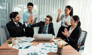 Bir grup mutlu iş adamı beşlik bir jest ve başarılı bir takım çalışması yapıyor. Çeşitli yarış bürosu çalışanları şirket ofisinde pazarlama planlamasında ilerleme kaydettikten sonra kutlama yapıyorlar. Habiliment