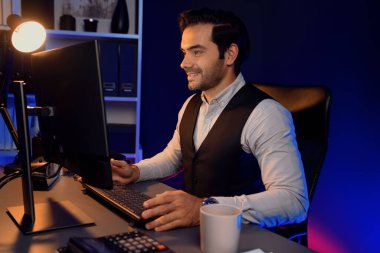 Gülümseyen akıllı işadamı, Mor Neon Dark Home Office 'in gelecek çeyreğinde ürün veritabanında iş grafikleri araştırma hedef pazarıyla uzaktan satış ekibiyle buluşacak. Tahmin et..