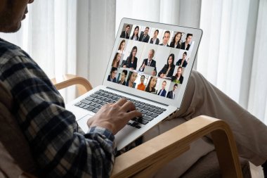 İş dünyasından iş adamlarının modern sanal grup toplantısı için video konferansındaki iş adamları
