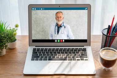 Hasta ile sanal görüşme için mod teletıp yazılım uygulaması tarafından çevrimiçi doktor görüntüsü çağrısı