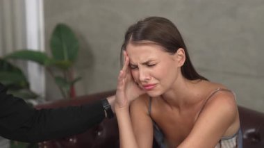 Savunmasız, stresli, genç bir hasta, ofisteki zihinsel tedavi sırasında duygusal travma, endişe ve akıl hastalıklarını psikiyatriste aktarıyor. Psikolojik danışma seansı. Düzenle