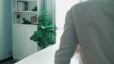 Yetenekli mühendis takımının ev inşaatı hakkında konuştuğu en iyi manzara. Planlar hakkında beyin fırtınası yapmak için tartışan ve yazan bir grup zeki mimar ya da tasarımcının hava görüşü. Hizalama.