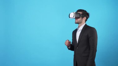 Profesyonel işadamı VR gözlük takarken mali verileri kontrol ediyor. Akıllı proje yöneticisi artırılmış gerçeklik kullanarak pazarlama stratejisi planlarken elini hareket ettiriyor. Aygıt.