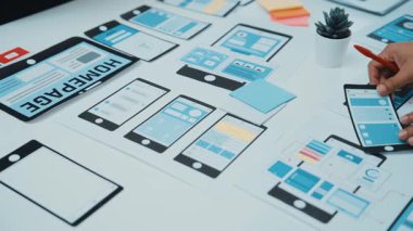 Mobil uygulama tasarımı için, kullanıcı arayüzü geliştirme sürecini somutlaştıran araçlar ve küçük bir bitki eşliğinde, kablo çizimleri içeren yaratıcı bir çalışma alanı. SACTR