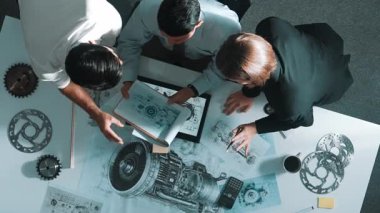 Kaliteli mühendisin jet motoruna bakarken birlikte çalışmasını tepeden tırnağa izleyeceğiz. Elektronik jeneratöre bakarken beyin fırtınası yapan akıllı tasarımcıların ya da çeşitli teknisyenlerin hava görüntüsü. Hizalama.