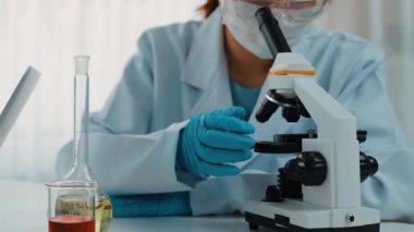 Laboratuvar araştırmacısı yeni bir ilaç geliştirir ya da tedavi eder. Laboratuvar tüpünde renkli kimyasal sıvı kullanır. Mikrobiyoloji uzmanlığı ve laboratuvar ekipmanları ile sağlık hizmetlerinin teknolojik gelişimi. Katı.