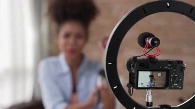 Kamera görüntüsü, kadın nüfuzlu kaydedici canlı yayın video görüntüsü, makyaj, sosyal medya ya da blog. Çevrimiçi pazarlama yayını için kozmetik stüdyo ışıklandırması olan kız.