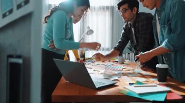 Yetenekli tasarımcı görüşü logo tasarımı ve yazma konsepti için beyin fırtınası fikri. Yapışkan notları paylaşarak insanların iş görüşü tartışır ve konuşur. Sempozyum.