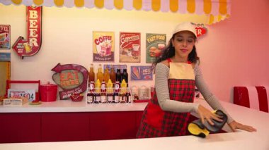 İspanyol restoran çalışanı masadaki barda oturup dans ediyor. Kırmızı önlüklü yetenekli garson kameraya bakarken serbest stil müziğe geçiyor. Çılgın ve komik dans. Mutluluk.