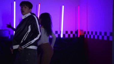 Kameranın önünde dans eden yetenekli break dansçı farklı arkadaşları pop ya da hip hop müziği dinlemek için arkada dans ediyor. Çekici performans ekibi kameraya doğru hareketli hareketler sergiliyor. Mutluluk.