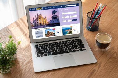 Model arama ve seyahat planlama için internet sitesi uçuş, otel ve tur rezervasyonları için anlaşma ve paket sunuyor