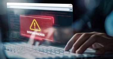 İş adamı hacklemeyi önlemek için siber güvenlik zayıf noktalarını belirler. Sistemi etkili güvenlik önlemleri ve hack 'lenemez stratejileri olan hackerlara karşı nasıl koruyacağınızı öğrenin