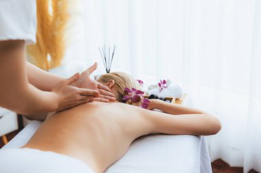 Kafkasyalı kadın müşteri stres önleyici spa masajının keyfini çıkarıyor ve lüks otel ya da oteldeki gündüz açık ortam güzellik salonunda güzellik teniyle eğleniyor. Sessiz.