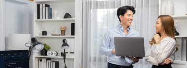 Gülümseyen bilişim geliştiricilerinin panoramik görüntüsü dizüstü bilgisayarlarıyla modern ofis köşelerinde duruyor, uygulama ve web sitesi istihbarat sisteminin online yazılım geliştirme verileri hakkında konuşuyorlar. İnfobahn.