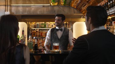 Viski kokteylinin dumanlı kokteyl bardağından oluşan akıllı bir barmen lüks tezgah barında alkol serinletici vitrin odaklaması için özel içecek listesi sunumu yapıyor. Vinosity.