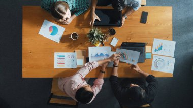 İşletme ekibinin en iyi görüntüsü toplantıya katılırken, verileri analiz etmeye hazırlanıyor. Bir grup farklı insan yaratıcı planlar yapıyor ve konferansa katılırken bir yandan da proje üzerinde çalışıyorlar. Cemaat.