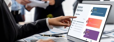 İş zekası ve veri analizi kavramı. Analizci ekibi laptop ekranında finansal veri analizi üzerinde çalışıyor. Etkili iş stratejik planlama için pazarlama göstergesi olarak. İçgörü