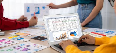 İş veri paneli, pazarlama stratejisi planlaması için iş zekası analizi sunar. Müşteri taleplerini analiz etmek ve iş dünyasının geleceğini önceden görmek için büyük veriler sunulur.