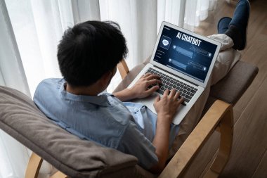 Yapay zeka teknolojisini çalıştırmak için komut mühendisi ve kullanıcı kolaylığı için üretici yapay zeka yardımcı araçları insanların yapay zeka işlevlerini teşvik ederek yapay zekayı çalıştırmalarına yardımcı olur