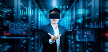 Proje yöneticisi veri merkezinde VR gözlük takarken mali hologram tutuyor. Artırılmış gerçeklik teknolojisi kullanarak pazarlama verilerine bakıp erişen profesyonel bir iş adamı. Yaratıcılık.