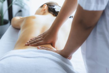 Kafkasyalı kadın müşteri stres önleyici spa masajının keyfini çıkarıyor ve lüks otel ya da oteldeki gündüz açık ortam güzellik salonunda güzellik teniyle eğleniyor. Sessiz.