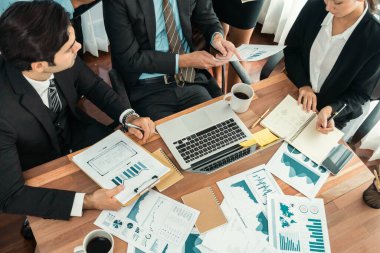 Ofis masasındaki finansal veri raporlarını analiz eden çeşitli bir grup iş analisti. Stratejik pazarlama planlaması için iş istihbarat analizine göre grafikler ve grafikler.