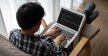 Model uygulama ve program kodlaması için bilgisayar ekranında yazılım geliştirme programlama