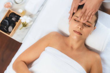 Panorama 'da kadınların stres önleyici kafa masajından ve lüks tatil beldesi veya otel spa salonundaki modern ışık ortamında yüz güzelliği eğlencelerini şımartmaktan hoşlandığı bir manzara var. Sessiz.