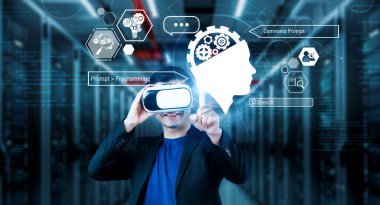 Yapay zeka yardımıyla veri merkezinde duran kulaklıklı bir iş adamı. Proje yöneticisi hologramı işaret ediyor ve pazarlama planı için artırılmış gerçeklik gözlüğü ve yapay zeka sohbeti kullanıyor. Yaratıcılık.