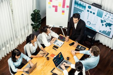 Toplantı masasındaki finansal veri raporlarını analiz eden çeşitli iş analist gruplarının geniş görüşü. İş zekası analizine göre çizelge ve grafik paneli. Çok titiz.