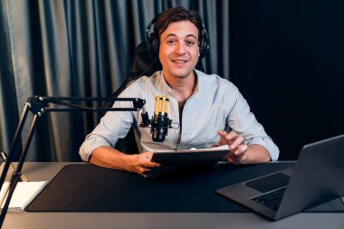 Akıllı yayıncının sunucu kanalı, canlı sosyal medyada canlı yayında konuşma programı ile birlikte modern stüdyoda, kayıt cihazıyla dinleyiciye senaryo okumaktadır. Bireysel.