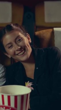 İnsanlar sinema sinemasında film izlerler. Grup eğlence etkinliği ve eğlence konsepti.