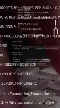 Bilgisayar klavyesinde çalışan ve soyut program kodları ve bilgisayar betiği gösteren bir adam tarafından bilgisayar programlama ve yazılım geliştirmenin yaratıcı görüntüsü