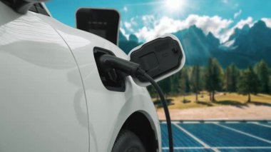 Yenilenebilir ve temiz enerji teknolojisi kavramı, güneş pili ile çalışan EV arabaları şarj ederek eko-dost sürdürülebilir enerji sistemi..