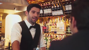 Lüks barlarda içki hazırlayan akıllı barmenlere odaklanırken aynı zamanda canlı ışıklandırma atmosfer şişesi ve bar arka planındaki VIP müşterilerle canlı sohbetler. Vinosity.