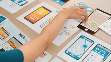Mobil uygulama ya da web sitesi için kullanıcı arayüzü prototipi planlayan şirket çalışanlarının panorama videosu. UX UI tasarım beyin fırtınası kullanıcı dostu arayüz planı tasarlıyor. Sinerjik