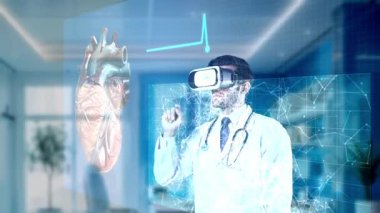 VR kulaklıklı zeki doktor laboratuvarda kalp hologramına bakıyor. Sanal gerçeklik içerisindeyken insan organlarını ve kalp semptomlarını kontrol eden yetenekli bir tıp çalışanı. Teknoloji. Aygıt.