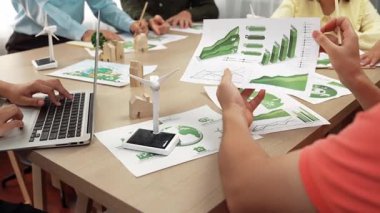 Karbon kullanımını azaltmak için yel değirmeni, ev ve ağaç modellerini kullanarak yeşil enerjiyle karışık masadaki eko ev projesini harika bir şekilde tartıştık. Eline odaklan. Tanımlama.