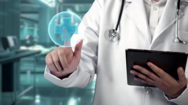 Tıbbi haçı işaret ederken ve laboratuvarda geçmişi bulanık dururken, elinde tablet bulunan yetenekli doktorlara yakın çekim yapın. Tıbbi çalışanlar tıbbi verileri analiz edip bağlantı kuruyor. İyileştirici.