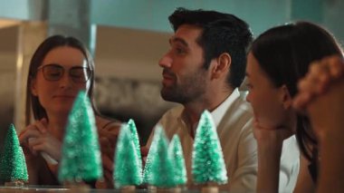 Portre grubu arkadaşı ya da bar restoranındaki yeşil neon karlı çam ağacıyla süslenmiş lüks tezgah barında canlı sohbetler yapan çift. Vinosity.