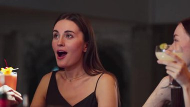 Paloma kokteyli içen güzel bir kadın barmenden vişne ve limonla pürüzsüz bir içecek hazırladı. Yanında da elinde Margarita bardağı ve ferahlatıcı bir içecek vardı. Vinosity.