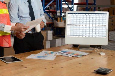 Bilgisayar ekranındaki muhasebe yazılımı finansal hesap tablolarını ve kurumsal iş dengelerini gösteriyor. Muhasebeciye iyi bir muhasebe sunuyor.