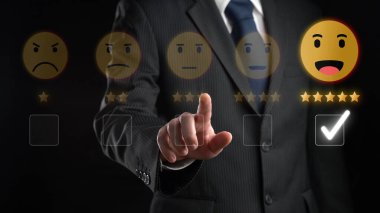 İş adamı müşteri memnuniyet değerlendirmesi verilerini analiz eder ve hizmet kalitesini artırmaya çalışır. Müşteri memnuniyeti ve sadakatini arttırmak için koz değerlendirmeleri. FaaS