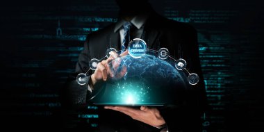 İş dünyasından bir profesyonel, yapay zekanın modern iş çözümlerindeki rolünü vurgulayarak, veri güdümlü yenilikleri ve çevrimiçi stratejileri temsil eden bir holografik ekran ile etkileşim içindedir. XDMCP