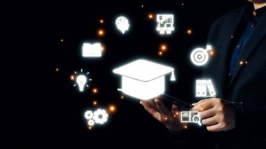 Modern öğrenme için teknoloji, bilgi ve yaratıcılığın kaynağını sembolize eden çeşitli eğitim simgeleri karanlık uzayda ortaya çıkarken bir kişi tabletle etkileşime girer. Dörtgen