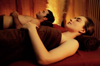 Kafkas çift müşterileri stres önleyici spa masajının keyfini çıkarıyorlar ve lüks otel veya otellerde sıcak mum ışığında güzellik derisi eğlenceleriyle şımartıyorlar. Sessiz.