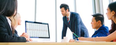 Bilgisayar ekranındaki muhasebe yazılımı finansal hesap tablolarını ve kurumsal iş dengelerini gösteriyor. Muhasebeciye iyi bir muhasebe sunuyor.