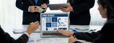 İnsan kaynakları yönetim yazılımı bilgisayar ekranında insan kaynakları çalışanlarının işe alım, maaş bordrosu, personel araması ve KPI değerlendirme çalışmalarını yönetmesine yardımcı oluyor